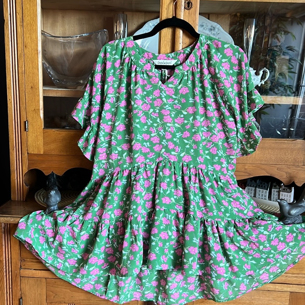 NWTDavi & Dani Beautiful Spring Time Flowing Top